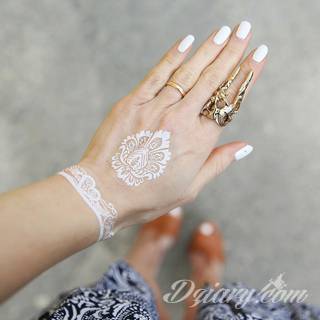 Białe tatuaże wyglądające np. na dłoni niczym delikatna, koronkowa rękawiczka. Świetne wzory dla kobiet dbających o nieprzeciętny image. Białe tatuaże o różnorodnym poziomie detali pozwalają na ozdobienie skóry w sposób subtelny i ujęty w formie symbolu.