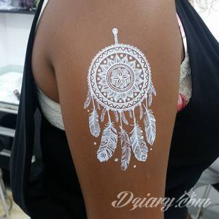 Białe tatuaże wyglądające np. na dłoni niczym delikatna, koronkowa rękawiczka. Świetne wzory dla kobiet dbających o nieprzeciętny image. Białe tatuaże o różnorodnym poziomie detali pozwalają na ozdobienie skóry w sposób subtelny i ujęty w formie symbolu.