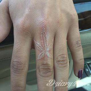 Białe tatuaże wyglądające np. na dłoni niczym delikatna, koronkowa rękawiczka. Świetne wzory dla kobiet dbających o nieprzeciętny image. Białe tatuaże o różnorodnym poziomie detali pozwalają na ozdobienie skóry w sposób subtelny i ujęty w formie symbolu.