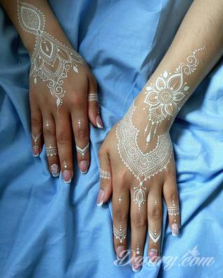 Białe tatuaże wyglądające np. na dłoni niczym delikatna, koronkowa rękawiczka. Świetne wzory dla kobiet dbających o nieprzeciętny image. Białe tatuaże o różnorodnym poziomie detali pozwalają na ozdobienie skóry w sposób subtelny i ujęty w formie symbolu.