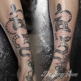 Białe tatuaże wyglądające np. na dłoni niczym delikatna, koronkowa rękawiczka. Świetne wzory dla kobiet dbających o nieprzeciętny image. Białe tatuaże o różnorodnym poziomie detali pozwalają na ozdobienie skóry w sposób subtelny i ujęty w formie symbolu.