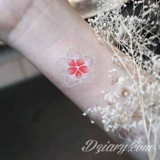 Białe tatuaże wyglądające np. na dłoni niczym delikatna, koronkowa rękawiczka. Świetne wzory dla kobiet dbających o nieprzeciętny image. Białe tatuaże o różnorodnym poziomie detali pozwalają na ozdobienie skóry w sposób subtelny i ujęty w formie symbolu.