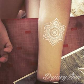 Białe tatuaże wyglądające np. na dłoni niczym delikatna, koronkowa rękawiczka. Świetne wzory dla kobiet dbających o nieprzeciętny image. Białe tatuaże o różnorodnym poziomie detali pozwalają na ozdobienie skóry w sposób subtelny i ujęty w formie symbolu.