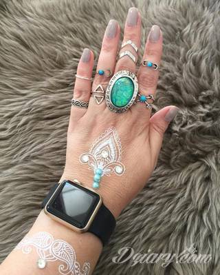 Białe tatuaże wyglądające np. na dłoni niczym delikatna, koronkowa rękawiczka. Świetne wzory dla kobiet dbających o nieprzeciętny image. Białe tatuaże o różnorodnym poziomie detali pozwalają na ozdobienie skóry w sposób subtelny i ujęty w formie symbolu.