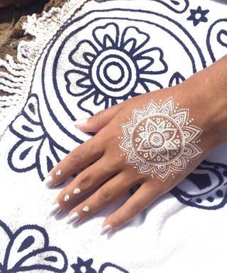 Białe tatuaże wyglądające np. na dłoni niczym delikatna, koronkowa rękawiczka. Świetne wzory dla kobiet dbających o nieprzeciętny image. Białe tatuaże o różnorodnym poziomie detali pozwalają na ozdobienie skóry w sposób subtelny i ujęty w formie symbolu.