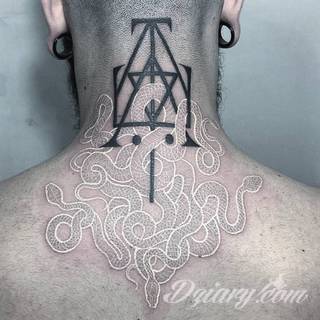 Białe tatuaże wyglądające np. na dłoni niczym delikatna, koronkowa rękawiczka. Świetne wzory dla kobiet dbających o nieprzeciętny image. Białe tatuaże o różnorodnym poziomie detali pozwalają na ozdobienie skóry w sposób subtelny i ujęty w formie symbolu.