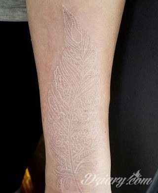 Białe tatuaże wyglądające np. na dłoni niczym delikatna, koronkowa rękawiczka. Świetne wzory dla kobiet dbających o nieprzeciętny image. Białe tatuaże o różnorodnym poziomie detali pozwalają na ozdobienie skóry w sposób subtelny i ujęty w formie symbolu.