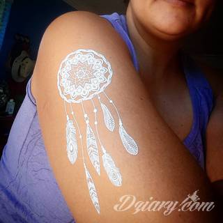 Białe tatuaże wyglądające np. na dłoni niczym delikatna, koronkowa rękawiczka. Świetne wzory dla kobiet dbających o nieprzeciętny image. Białe tatuaże o różnorodnym poziomie detali pozwalają na ozdobienie skóry w sposób subtelny i ujęty w formie symbolu.