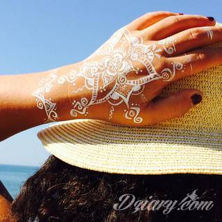 Białe tatuaże wyglądające np. na dłoni niczym delikatna, koronkowa rękawiczka. Świetne wzory dla kobiet dbających o nieprzeciętny image. Białe tatuaże o różnorodnym poziomie detali pozwalają na ozdobienie skóry w sposób subtelny i ujęty w formie symbolu.