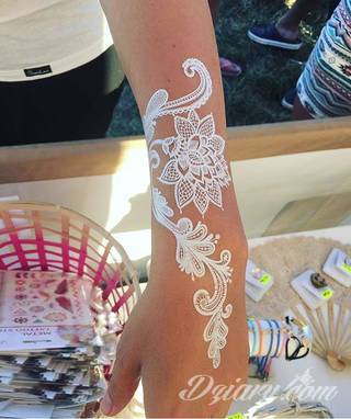 Białe tatuaże wyglądające np. na dłoni niczym delikatna, koronkowa rękawiczka. Świetne wzory dla kobiet dbających o nieprzeciętny image. Białe tatuaże o różnorodnym poziomie detali pozwalają na ozdobienie skóry w sposób subtelny i ujęty w formie symbolu.