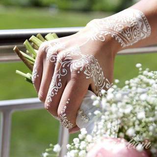 Białe tatuaże wyglądające np. na dłoni niczym delikatna, koronkowa rękawiczka. Świetne wzory dla kobiet dbających o nieprzeciętny image. Białe tatuaże o różnorodnym poziomie detali pozwalają na ozdobienie skóry w sposób subtelny i ujęty w formie symbolu.