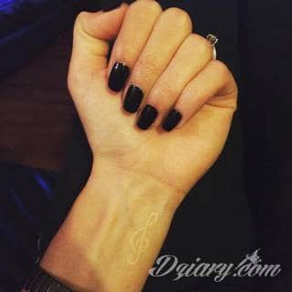 Białe tatuaże wyglądające np. na dłoni niczym delikatna, koronkowa rękawiczka. Świetne wzory dla kobiet dbających o nieprzeciętny image. Białe tatuaże o różnorodnym poziomie detali pozwalają na ozdobienie skóry w sposób subtelny i ujęty w formie symbolu.