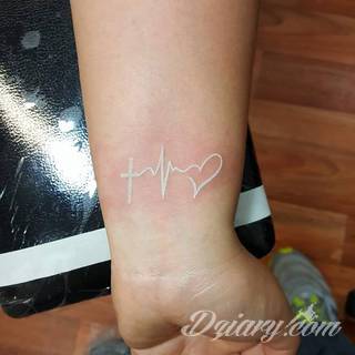 Białe tatuaże wyglądające np. na dłoni niczym delikatna, koronkowa rękawiczka. Świetne wzory dla kobiet dbających o nieprzeciętny image. Białe tatuaże o różnorodnym poziomie detali pozwalają na ozdobienie skóry w sposób subtelny i ujęty w formie symbolu.