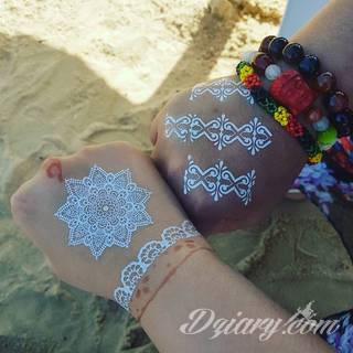 Białe tatuaże wyglądające np. na dłoni niczym delikatna, koronkowa rękawiczka. Świetne wzory dla kobiet dbających o nieprzeciętny image. Białe tatuaże o różnorodnym poziomie detali pozwalają na ozdobienie skóry w sposób subtelny i ujęty w formie symbolu.