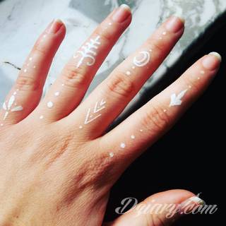 Białe tatuaże wyglądające np. na dłoni niczym delikatna, koronkowa rękawiczka. Świetne wzory dla kobiet dbających o nieprzeciętny image. Białe tatuaże o różnorodnym poziomie detali pozwalają na ozdobienie skóry w sposób subtelny i ujęty w formie symbolu.