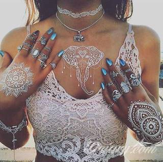 Białe tatuaże wyglądające np. na dłoni niczym delikatna, koronkowa rękawiczka. Świetne wzory dla kobiet dbających o nieprzeciętny image. Białe tatuaże o różnorodnym poziomie detali pozwalają na ozdobienie skóry w sposób subtelny i ujęty w formie symbolu.