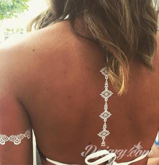 Białe tatuaże wyglądające np. na dłoni niczym delikatna, koronkowa rękawiczka. Świetne wzory dla kobiet dbających o nieprzeciętny image. Białe tatuaże o różnorodnym poziomie detali pozwalają na ozdobienie skóry w sposób subtelny i ujęty w formie symbolu.