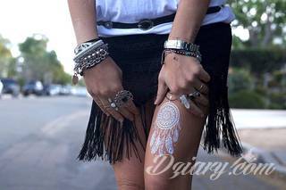 Białe tatuaże wyglądające np. na dłoni niczym delikatna, koronkowa rękawiczka. Świetne wzory dla kobiet dbających o nieprzeciętny image. Białe tatuaże o różnorodnym poziomie detali pozwalają na ozdobienie skóry w sposób subtelny i ujęty w formie symbolu.