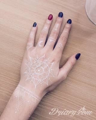 Białe tatuaże wyglądające np. na dłoni niczym delikatna, koronkowa rękawiczka. Świetne wzory dla kobiet dbających o nieprzeciętny image. Białe tatuaże o różnorodnym poziomie detali pozwalają na ozdobienie skóry w sposób subtelny i ujęty w formie symbolu.