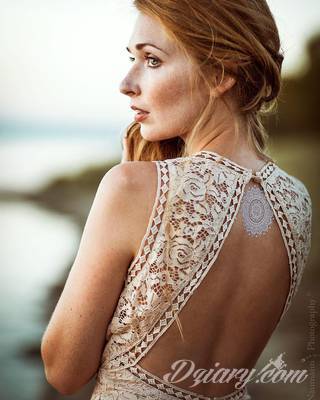 Białe tatuaże wyglądające np. na dłoni niczym delikatna, koronkowa rękawiczka. Świetne wzory dla kobiet dbających o nieprzeciętny image. Białe tatuaże o różnorodnym poziomie detali pozwalają na ozdobienie skóry w sposób subtelny i ujęty w formie symbolu.