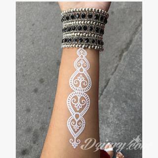 Białe tatuaże wyglądające np. na dłoni niczym delikatna, koronkowa rękawiczka. Świetne wzory dla kobiet dbających o nieprzeciętny image. Białe tatuaże o różnorodnym poziomie detali pozwalają na ozdobienie skóry w sposób subtelny i ujęty w formie symbolu.