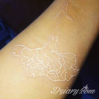 Białe tatuaże wyglądające np. na dłoni niczym delikatna, koronkowa rękawiczka. Świetne wzory dla kobiet dbających o nieprzeciętny image. Białe tatuaże o różnorodnym poziomie detali pozwalają na ozdobienie skóry w sposób subtelny i ujęty w formie symbolu.