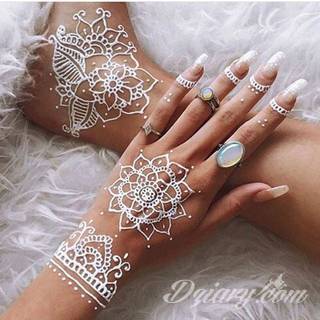 Białe tatuaże wyglądające np. na dłoni niczym delikatna, koronkowa rękawiczka. Świetne wzory dla kobiet dbających o nieprzeciętny image. Białe tatuaże o różnorodnym poziomie detali pozwalają na ozdobienie skóry w sposób subtelny i ujęty w formie symbolu.