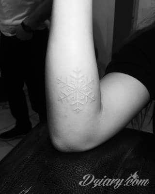 Białe tatuaże wyglądające np. na dłoni niczym delikatna, koronkowa rękawiczka. Świetne wzory dla kobiet dbających o nieprzeciętny image. Białe tatuaże o różnorodnym poziomie detali pozwalają na ozdobienie skóry w sposób subtelny i ujęty w formie symbolu.