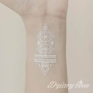 Białe tatuaże wyglądające np. na dłoni niczym delikatna, koronkowa rękawiczka. Świetne wzory dla kobiet dbających o nieprzeciętny image. Białe tatuaże o różnorodnym poziomie detali pozwalają na ozdobienie skóry w sposób subtelny i ujęty w formie symbolu.