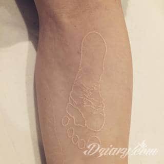 Białe tatuaże wyglądające np. na dłoni niczym delikatna, koronkowa rękawiczka. Świetne wzory dla kobiet dbających o nieprzeciętny image. Białe tatuaże o różnorodnym poziomie detali pozwalają na ozdobienie skóry w sposób subtelny i ujęty w formie symbolu.