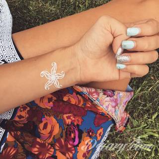 Białe tatuaże wyglądające np. na dłoni niczym delikatna, koronkowa rękawiczka. Świetne wzory dla kobiet dbających o nieprzeciętny image. Białe tatuaże o różnorodnym poziomie detali pozwalają na ozdobienie skóry w sposób subtelny i ujęty w formie symbolu.