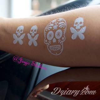 Białe tatuaże wyglądające np. na dłoni niczym delikatna, koronkowa rękawiczka. Świetne wzory dla kobiet dbających o nieprzeciętny image. Białe tatuaże o różnorodnym poziomie detali pozwalają na ozdobienie skóry w sposób subtelny i ujęty w formie symbolu.