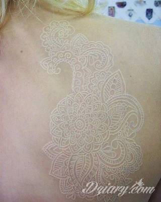 Białe tatuaże wyglądające np. na dłoni niczym delikatna, koronkowa rękawiczka. Świetne wzory dla kobiet dbających o nieprzeciętny image. Białe tatuaże o różnorodnym poziomie detali pozwalają na ozdobienie skóry w sposób subtelny i ujęty w formie symbolu.