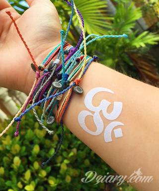 Białe tatuaże wyglądające np. na dłoni niczym delikatna, koronkowa rękawiczka. Świetne wzory dla kobiet dbających o nieprzeciętny image. Białe tatuaże o różnorodnym poziomie detali pozwalają na ozdobienie skóry w sposób subtelny i ujęty w formie symbolu.