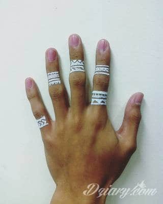 Białe tatuaże wyglądające np. na dłoni niczym delikatna, koronkowa rękawiczka. Świetne wzory dla kobiet dbających o nieprzeciętny image. Białe tatuaże o różnorodnym poziomie detali pozwalają na ozdobienie skóry w sposób subtelny i ujęty w formie symbolu.