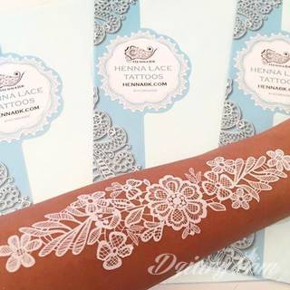 Białe tatuaże wyglądające np. na dłoni niczym delikatna, koronkowa rękawiczka. Świetne wzory dla kobiet dbających o nieprzeciętny image. Białe tatuaże o różnorodnym poziomie detali pozwalają na ozdobienie skóry w sposób subtelny i ujęty w formie symbolu.