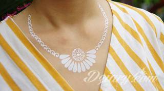 Białe tatuaże wyglądające np. na dłoni niczym delikatna, koronkowa rękawiczka. Świetne wzory dla kobiet dbających o nieprzeciętny image. Białe tatuaże o różnorodnym poziomie detali pozwalają na ozdobienie skóry w sposób subtelny i ujęty w formie symbolu.