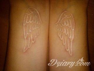 Białe tatuaże wyglądające np. na dłoni niczym delikatna, koronkowa rękawiczka. Świetne wzory dla kobiet dbających o nieprzeciętny image. Białe tatuaże o różnorodnym poziomie detali pozwalają na ozdobienie skóry w sposób subtelny i ujęty w formie symbolu.