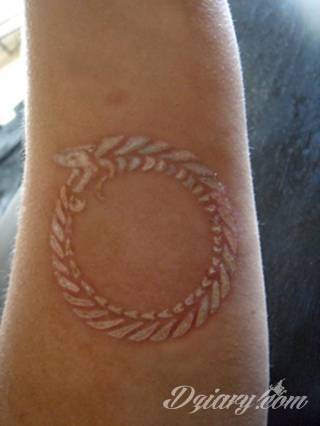 Białe tatuaże wyglądające np. na dłoni niczym delikatna, koronkowa rękawiczka. Świetne wzory dla kobiet dbających o nieprzeciętny image. Białe tatuaże o różnorodnym poziomie detali pozwalają na ozdobienie skóry w sposób subtelny i ujęty w formie symbolu.