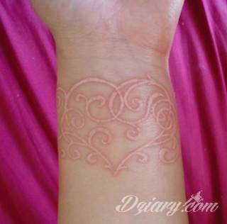 Białe tatuaże wyglądające np. na dłoni niczym delikatna, koronkowa rękawiczka. Świetne wzory dla kobiet dbających o nieprzeciętny image. Białe tatuaże o różnorodnym poziomie detali pozwalają na ozdobienie skóry w sposób subtelny i ujęty w formie symbolu.