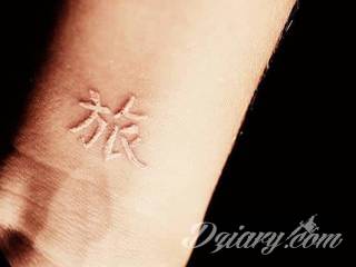 Białe tatuaże wyglądające np. na dłoni niczym delikatna, koronkowa rękawiczka. Świetne wzory dla kobiet dbających o nieprzeciętny image. Białe tatuaże o różnorodnym poziomie detali pozwalają na ozdobienie skóry w sposób subtelny i ujęty w formie symbolu.