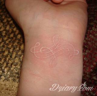 Białe tatuaże wyglądające np. na dłoni niczym delikatna, koronkowa rękawiczka. Świetne wzory dla kobiet dbających o nieprzeciętny image. Białe tatuaże o różnorodnym poziomie detali pozwalają na ozdobienie skóry w sposób subtelny i ujęty w formie symbolu.