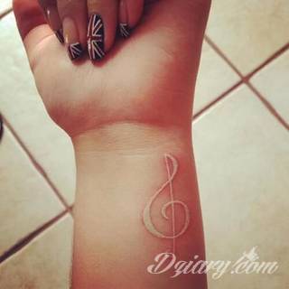 Białe tatuaże wyglądające np. na dłoni niczym delikatna, koronkowa rękawiczka. Świetne wzory dla kobiet dbających o nieprzeciętny image. Białe tatuaże o różnorodnym poziomie detali pozwalają na ozdobienie skóry w sposób subtelny i ujęty w formie symbolu.