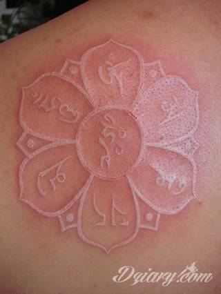 Białe tatuaże wyglądające np. na dłoni niczym delikatna, koronkowa rękawiczka. Świetne wzory dla kobiet dbających o nieprzeciętny image. Białe tatuaże o różnorodnym poziomie detali pozwalają na ozdobienie skóry w sposób subtelny i ujęty w formie symbolu.