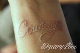 Białe tatuaże wyglądające np. na dłoni niczym delikatna, koronkowa rękawiczka. Świetne wzory dla kobiet dbających o nieprzeciętny image. Białe tatuaże o różnorodnym poziomie detali pozwalają na ozdobienie skóry w sposób subtelny i ujęty w formie symbolu.