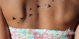 Białe tatuaże wyglądające np. na dłoni niczym delikatna, koronkowa rękawiczka. Świetne wzory dla kobiet dbających o nieprzeciętny image. Białe tatuaże o różnorodnym poziomie detali pozwalają na ozdobienie skóry w sposób subtelny i ujęty w formie symbolu.