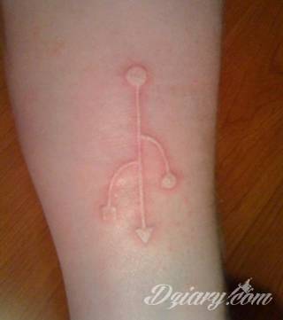 Białe tatuaże wyglądające np. na dłoni niczym delikatna, koronkowa rękawiczka. Świetne wzory dla kobiet dbających o nieprzeciętny image. Białe tatuaże o różnorodnym poziomie detali pozwalają na ozdobienie skóry w sposób subtelny i ujęty w formie symbolu.