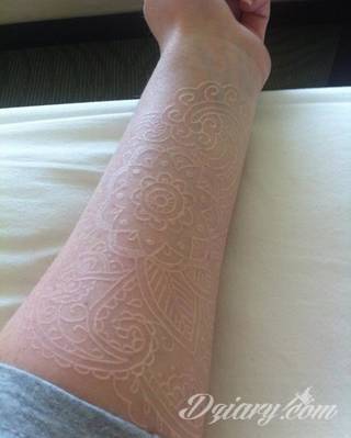 Białe tatuaże wyglądające np. na dłoni niczym delikatna, koronkowa rękawiczka. Świetne wzory dla kobiet dbających o nieprzeciętny image. Białe tatuaże o różnorodnym poziomie detali pozwalają na ozdobienie skóry w sposób subtelny i ujęty w formie symbolu.