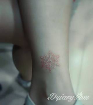 Białe tatuaże wyglądające np. na dłoni niczym delikatna, koronkowa rękawiczka. Świetne wzory dla kobiet dbających o nieprzeciętny image. Białe tatuaże o różnorodnym poziomie detali pozwalają na ozdobienie skóry w sposób subtelny i ujęty w formie symbolu.