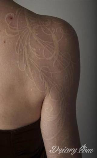 Białe tatuaże wyglądające np. na dłoni niczym delikatna, koronkowa rękawiczka. Świetne wzory dla kobiet dbających o nieprzeciętny image. Białe tatuaże o różnorodnym poziomie detali pozwalają na ozdobienie skóry w sposób subtelny i ujęty w formie symbolu.